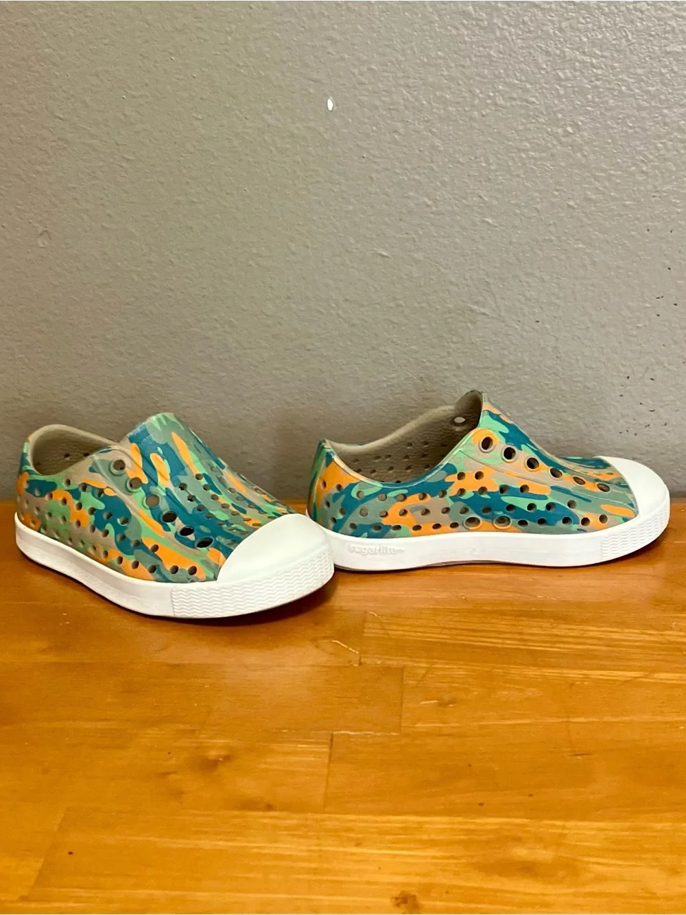 Native Jefferson Sugarlite Shoes,  City Eucamo/White/Tan - Size C5 (EUC)